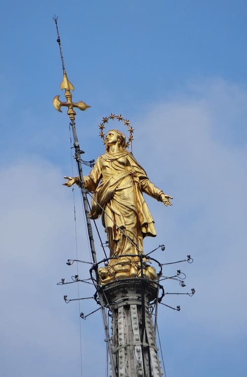 La Madonnina dorée au sommet du Dôme