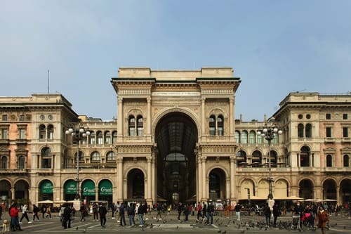 Entrée de la Galleria Vittorio Emanuele II sur la Piazza Duomo