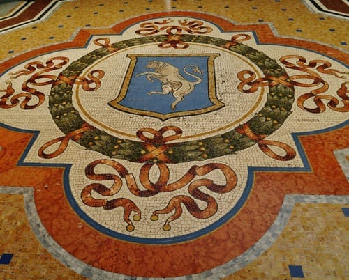 Mosaïque du taureau sur le sol de la galerie