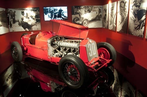 Voiture de sport rouge d'époque