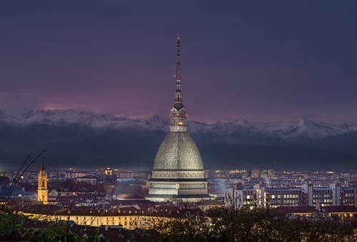 Vue de nuit sur la Mole Antonelliana illuminée
