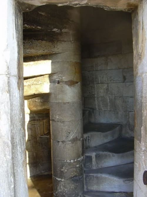 Passage étroit dans la Tour penchée