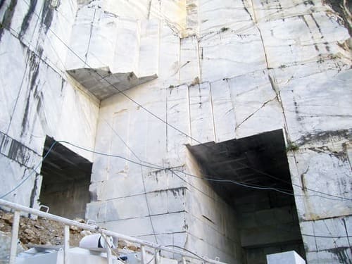 Fronts de taille et blocs de marbre