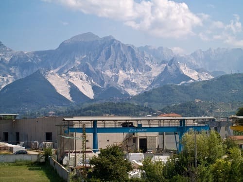 Vue d'ensemble des Alpes apuanes et des bassins
