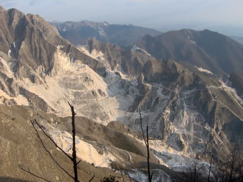 Gradins d'extraction dans la montagne