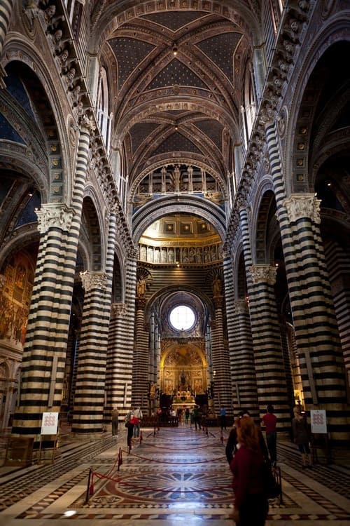 Intérieur du Duomo avec colonnes zébrées