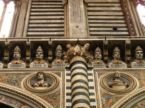 Détail des colonnes rayées