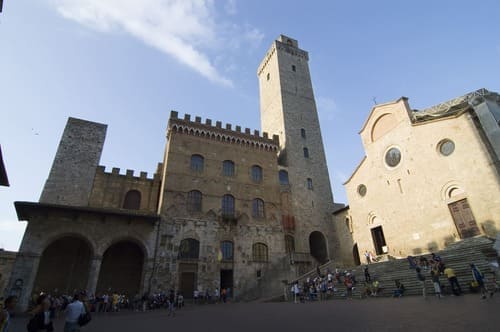 Piazza della Cisterna et ses tours