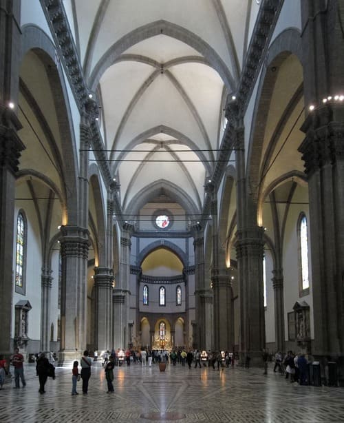 L'intérieur et la nef de la cathédrale