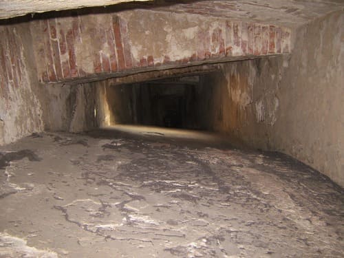 Les couloirs et escaliers secrets entre les coques