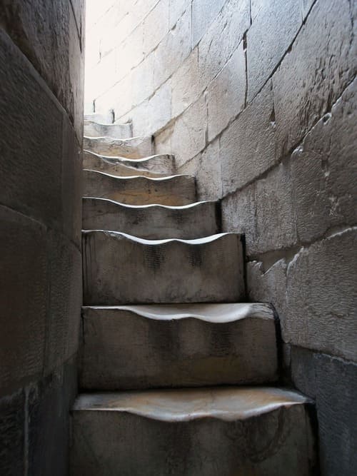 Marches usées de l'escalier intérieur