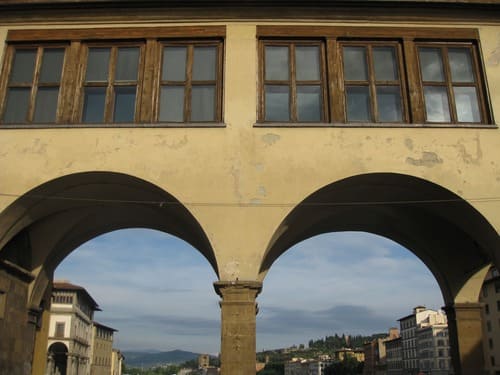 Vue sur les arches du corridor depuis les Offices