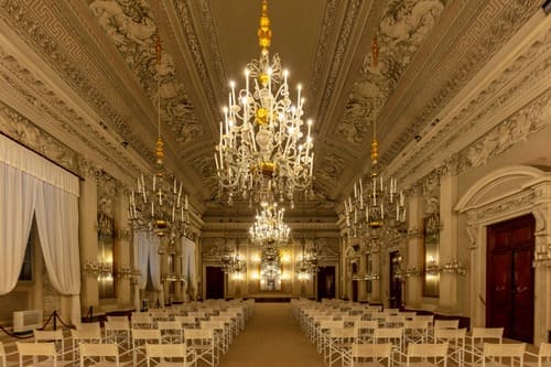 La Sala Bianca aux superbes lustres