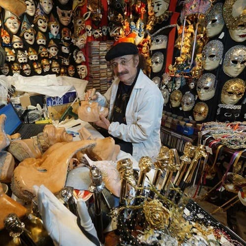 Maestro Mascheraio dans l'atelier Ca' del Sol