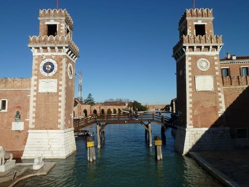Les deux tours de garde de l'entrée de l'Arsenal