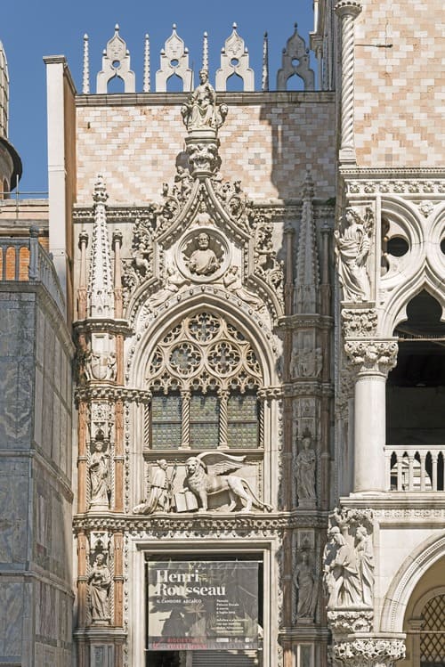 Détail architectural de la Porta della Carta