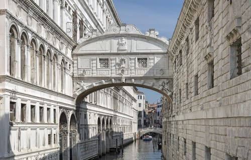 Le Pont des Soupirs enjambant le canal