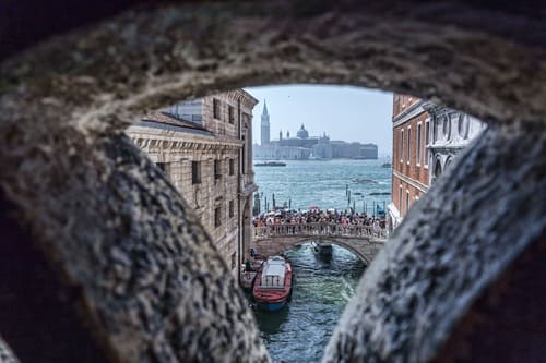 Vue sur la lagune depuis l'intérieur du Pont des Soupirs