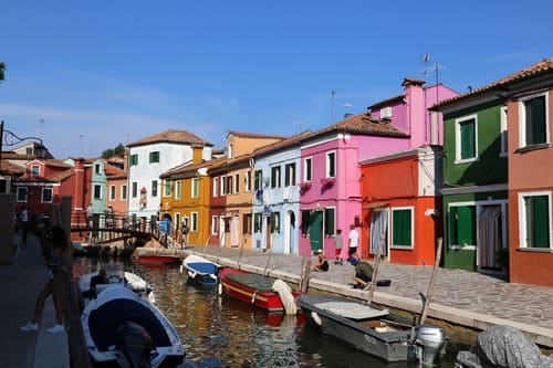 Canal bordé de maisons colorées à Burano