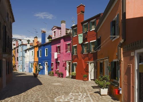 Ruelle pittoresque aux façades vives