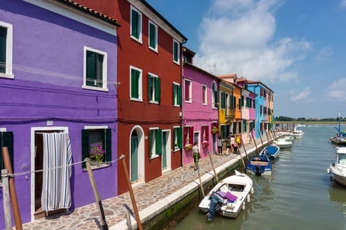Maisons violettes et bleues au bord de l'eau
