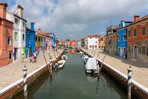 Canal principal de Burano et barques