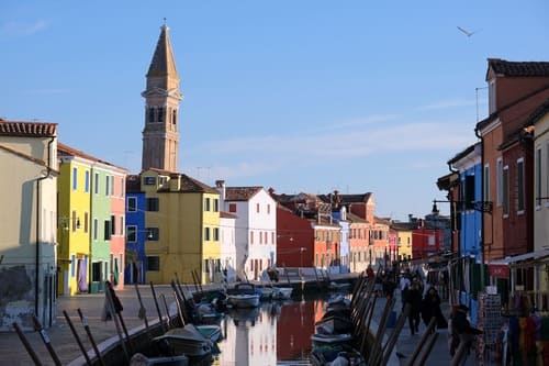 Campanile penché de Burano vu du canal