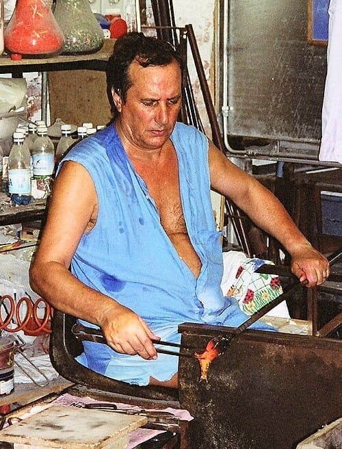 Maître verrier au travail devant le four