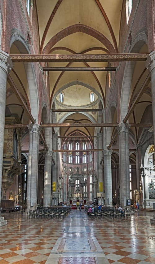 Intérieur et nef de la basilique