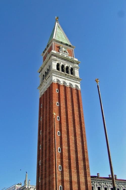 Sommet et chambre des cloches du Campanile
