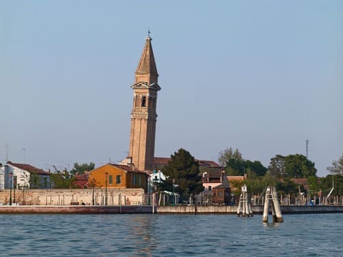Vue sur le campanile de Torcello depuis la lagune