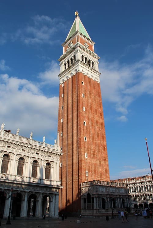 Le campanile de Saint-Marc et la perspective des toits