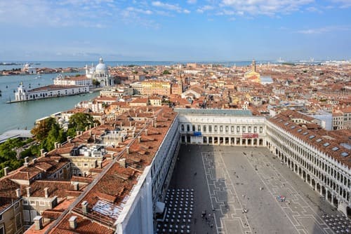 Vue plongeante sur la place Saint-Marc et Venise depuis le campanile