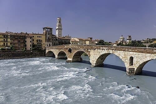 Ponte Pietra sur l'Adige