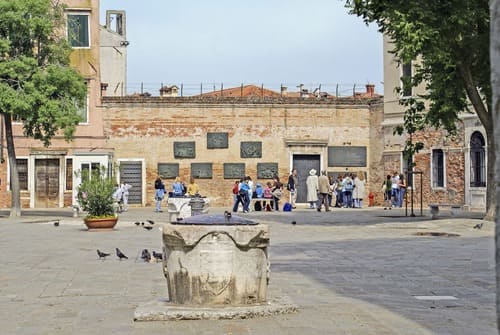 Piazza et hauts immeubles du Ghetto historique