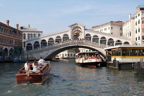 Le pont du Rialto au-dessus du Grand Canal