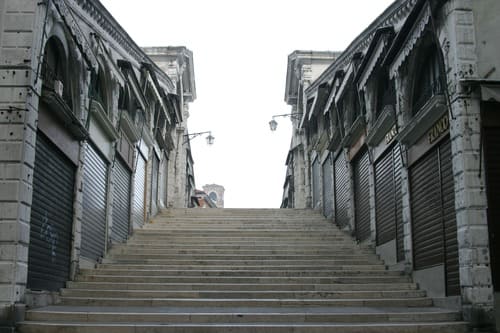 Les escaliers intérieurs et boutiques du pont du Rialto