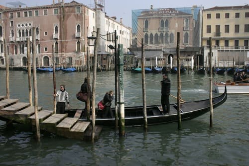 Gondoles et traghetto amarrés au quai