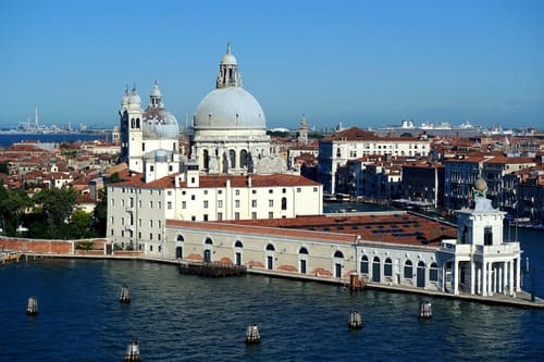 La Punta della Dogana avançant sur le bassin
