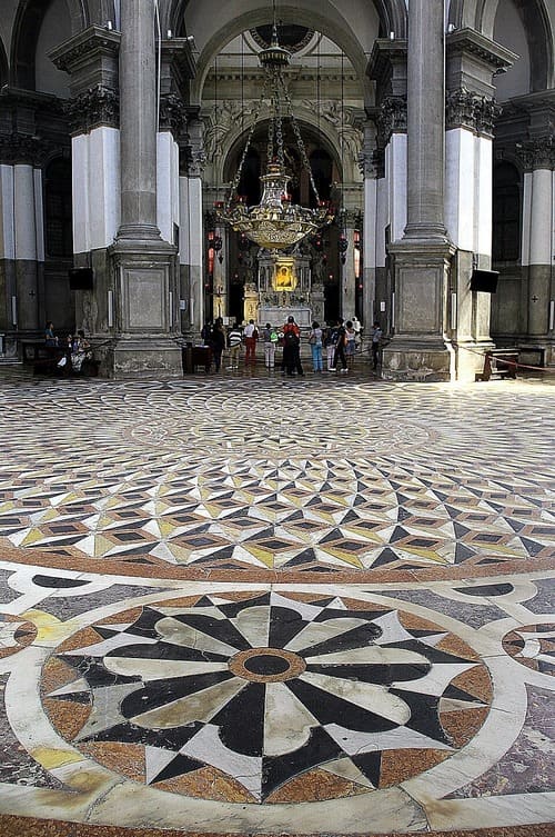 Pavement en mosaïque de marbre
