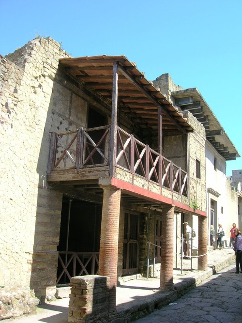 Maison à façade en bois