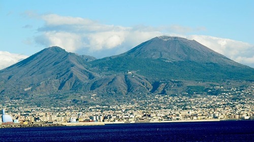 Vue lointaine sur le Vésuve