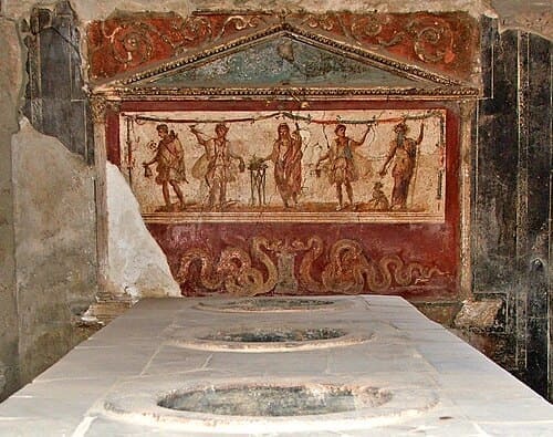 Laraire et peintures domestiques