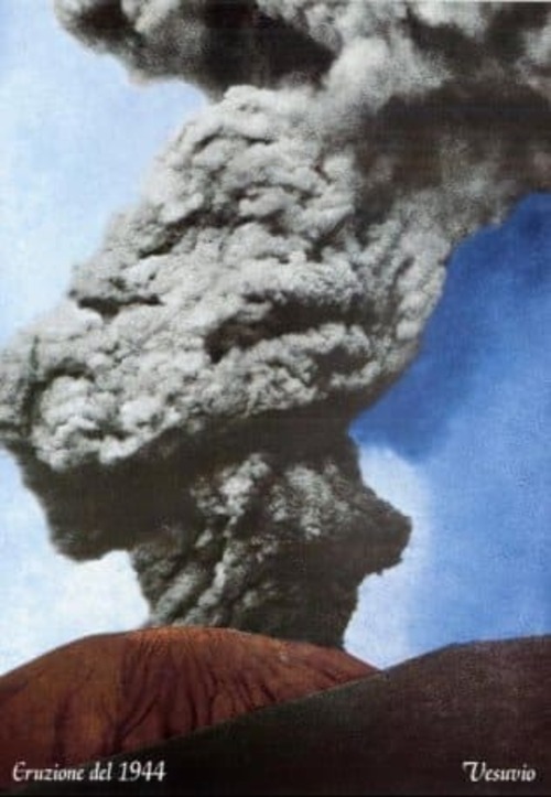 Colonne de cendres et nuée volcanique