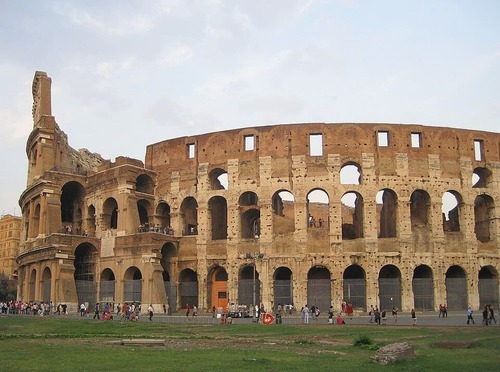 Vue latérale des arcades du Colisée